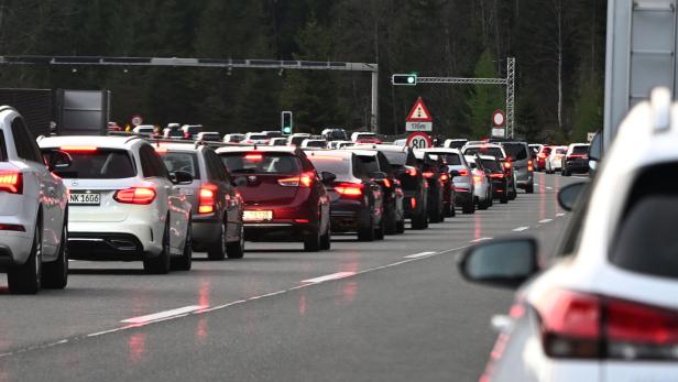 ++ THEMENBILD ++ VERKEHR / STAU / STRASSE / VERKEHRSAUFKOMMEN / KFZ / AUTO