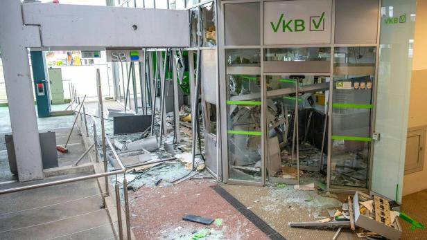 OBERÖSTERREICH: BANKOMATSPRENGER RAUBTEN BEI MATURAFEIER IN GMUNDEN FLUCHTAUTO OBERÖSTERREICH: BANKOMATSPRENGER RAUBTEN BEI MATURAFEIER IN GMUNDEN FLUCHTAUTO