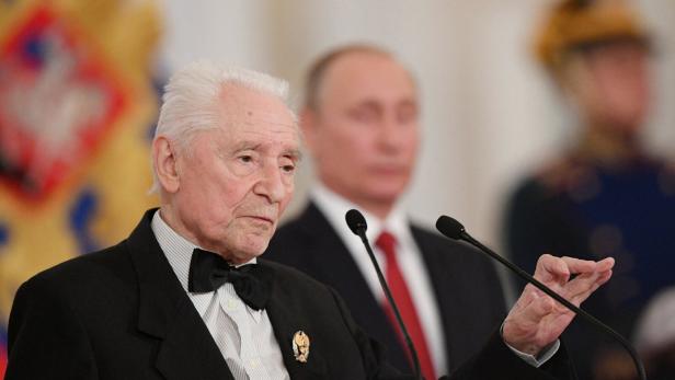 FILE PHOTO: Russian choreographer Grigorovich speaks during the State Prize awards ceremony marking the Day of Russia at the Kremlin in Moscow FILE PHOTO: Russian choreographer Grigorovich speaks during the State Prize awards ceremony marking the Day of Russia at the Kremlin in Moscow