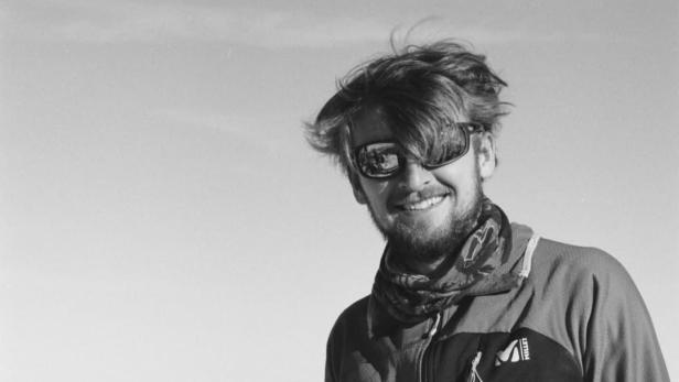 Shaun Rollier posiert auf einem Gipfel