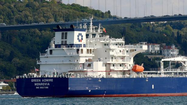 FILE PHOTO: Liberia-flagged crude oil tanker Green Admire transits Istanbul's Bosphorus FILE PHOTO: Liberia-flagged crude oil tanker Green Admire transits Istanbul's Bosphorus