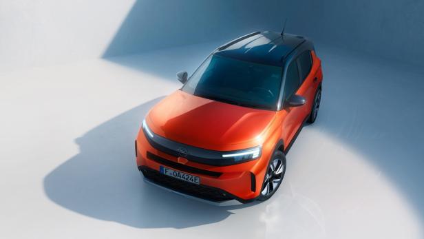 Ein orangener E-SUV von Opel