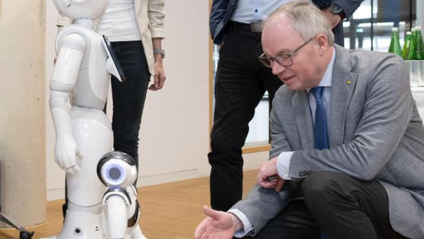 Stephan Pernkopf mit einem Roboter