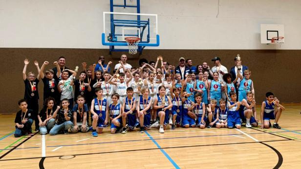 Kinder von vier Basketballteams auf einem Gruppenbild nach einem Turnier mit Medaillen um den Hals