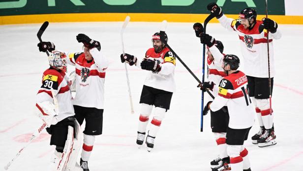 Österreichs Teamspieler feiern den überragenden Goalie David Kickert