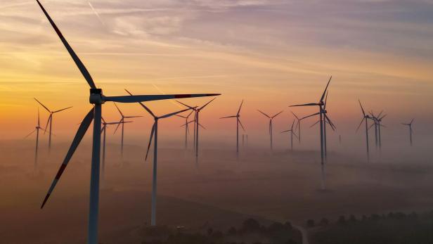 Windenergie im Sonnenaufgang