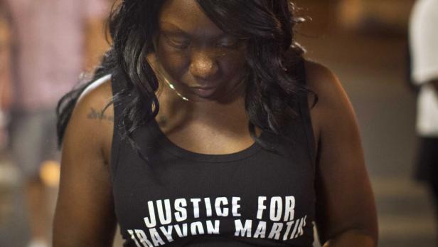 Brooklyn Nimoh of New York wears a "Justice For Tr