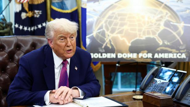 US-Präsident Donald Trump vor einer Darstellung des Golden Dome