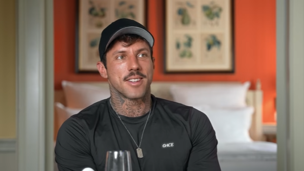 Christian Wolf mit schwarzer Kappe und schwarzem T-Shirt