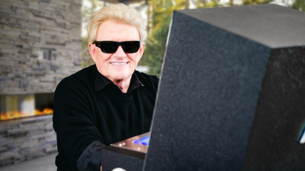 Ein Mann mit einer schwarzen Sonnenbrille 