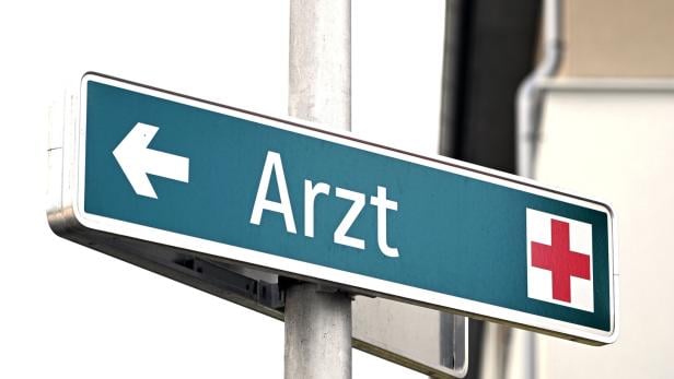 ++ THEMENBILD ++ ARZT / ÄRZTE / KRANKHEIT / GESUNDHEIT / UNTERSUCHUNG / ÜBERWEISUNG / DIAGNOSE / BEHANDLUNG / PATIENT / ÖGK ++ THEMENBILD ++ ARZT / ÄRZTE / KRANKHEIT / GESUNDHEIT / UNTERSUCHUNG / ÜBERWEISUNG / DIAGNOSE / BEHANDLUNG / PATIENT / ÖGK