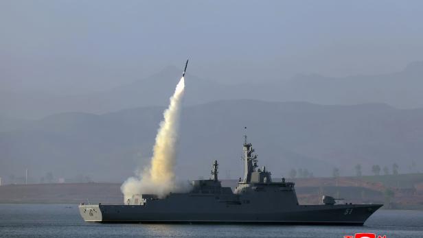 North Korea conducts first test firing of weapons system of new warship Neues Kriegsschiff in Nordkorea: Zerstörer "Choe Hyon"