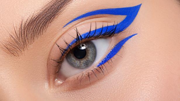 Blauer, grafischer Eyeliner.