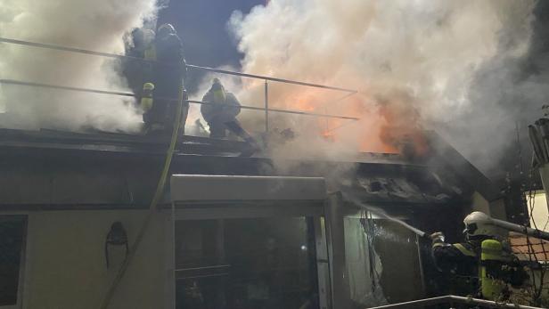 Wohnhausbrand: Feuer auf Dachterrasse breitete sich aus