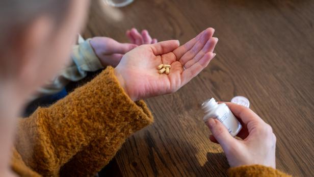 Tabletten in einer Hand.