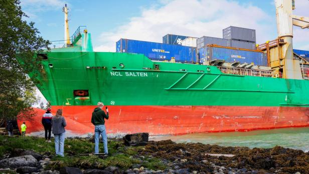 Norwegisches Containerschiff kracht in Vorgarten.