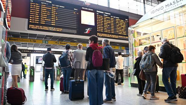 Delays at Turin Porta Nuova station amid train strike in Italy Delays at Turin Porta Nuova station amid train strike in Italy