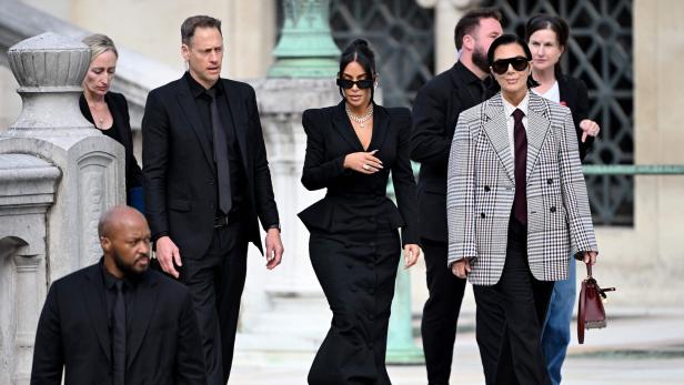 Kim Kardashian und Kris Jenner verlassen mit ihrem Gefolge ein Gerichtsgebäude.