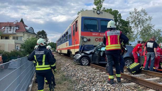 Pkw in Wieselburg mit Zug der Erlauftalbahn kollidiert Pkw in Wieselburg mit Zug der Erlauftalbahn kollidiert