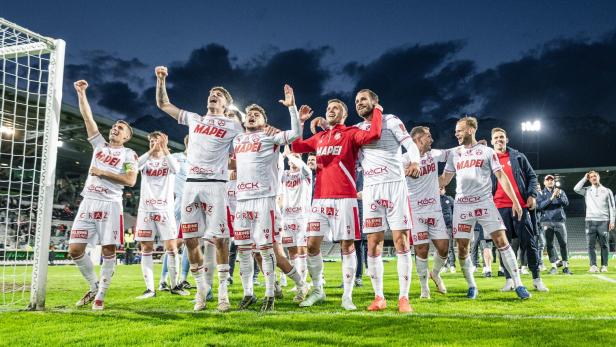 FUSSBALL: ADMIRAL BUNDESLIGA/ QUALIFIKATIONSGRUPPE/ 10. RUNDE: WSG SWAROVSKI TIROL - GAK Bleiben im Oberhaus: Die GAK-Spieler feiern