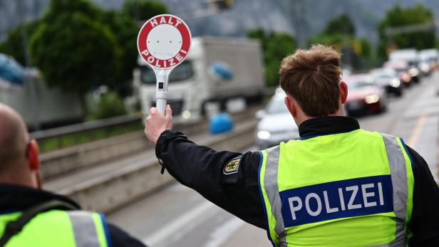 Der deutsche Innenminister Alexander Dobrindt besucht einen Kontrollpunkt an der Grenze zu Österreich.