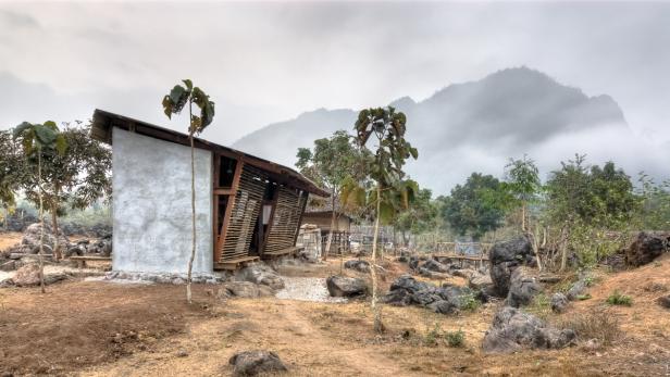 Eine Bücherei für das Waisenhaus Safe Haven in Ban Tha Song Yang, Thailand, geplant 2009 vom norwegischen Architekturbüro TYIN