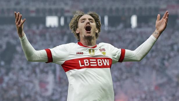 Ein Fußballspieler des VfB Stuttgart jubelt im DFB-Pokalfinale.