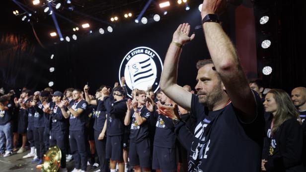 FUSSBALL: ADMIRAL BUNDESLIGA / MEISTERFEIER SK PUNTIGAMER STURM GRAZ Österreichs Fußball bleibt "Schwoaz-Weiß": Sturm ist wieder Meister