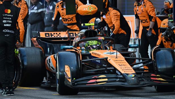 Lando Norris und sein McLaren an der Box in Monte Carlo. Lando Norris und sein McLaren an der Box in Monte Carlo.