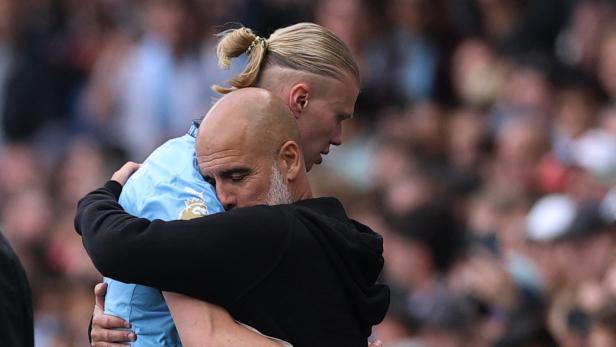 Pep Guardiola umarmt Erling Haaland nach einem Spiel in der Premier League.