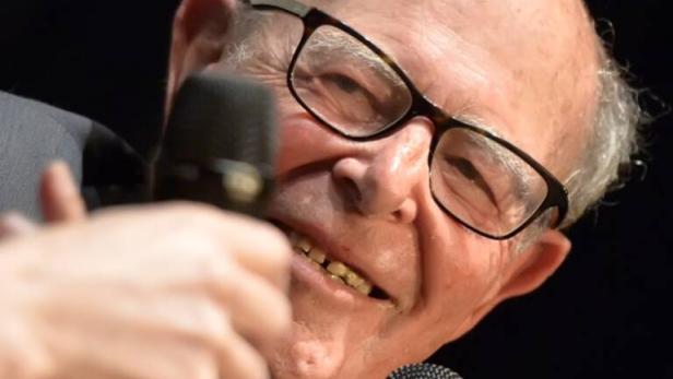 Marcel Ophüls spricht in ein Mikrofon.