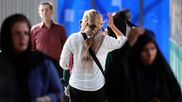  Der iranische Sicherheitsrat hat die Umsetzung des umstrittenen, besonders strengen Kopftuchgesetzes gestoppt