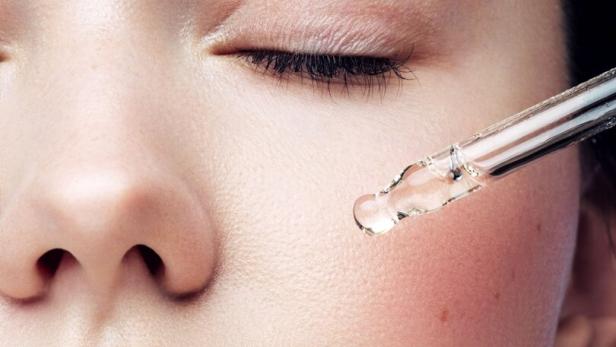 Nahaufnahme einer schönen Frau, die eine Anti-Aging-Behandlung erhält.