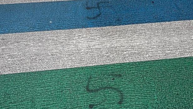 Hakenkreuze auf LGBTQ+-Schutzweg in Dornbirn