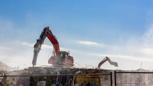 Das ALSAG war primär als Lenkungsabgabe vorgesehen. Mit den ALSAG-Beiträgen sollte die Finanzierung der Altlastensanierung gesichert werden. Ein Bagger auf einer Baustelle