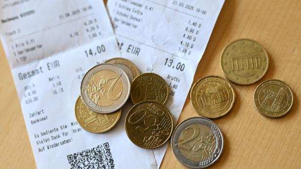 ++ THEMENBILD ++ TRINKGELD / GELD / ENTLOHNEN / BEZAHLEN / DIENSTLEISTUNG / GASTRONOMIE / TOURISMUS / HOTELLERIE ++ THEMENBILD ++ TRINKGELD / GELD / ENTLOHNEN / BEZAHLEN / DIENSTLEISTUNG / GASTRONOMIE / TOURISMUS / HOTELLERIE