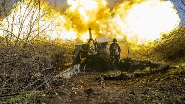 Artillerieeinsatz an der Front im Donbass