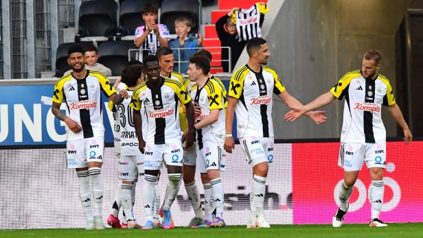 Fußballspieler des LASK feiern ein Tor gegen TSV Egger Glas Hartberg.