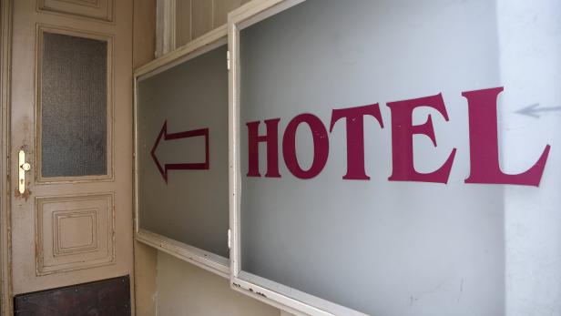 Aufschrift Hotel vor einem Eingang.