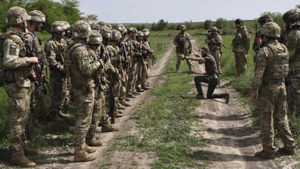 Ukrainische Rekruten trainieren in Saporischschja inmitten des andauernden Konflikts.