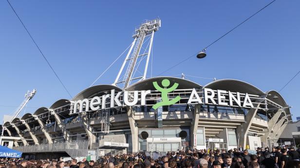 Grazer Fußballstadion von außen mit zahlreichen Fans
