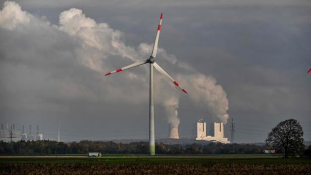 Windkraftwerk vor Braunkohlekraftwerk