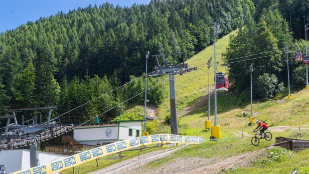 Kurort Semmering: Downhill Mountainbike mit Seilbahn im Hintergrund