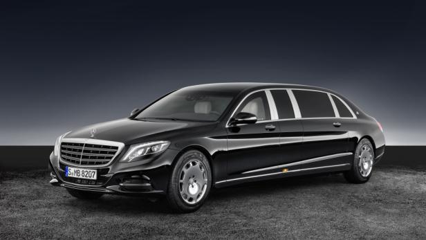 Eine schwarze Mercedes-Maybach Pullman Limousine steht auf einem dunklen Untergrund.