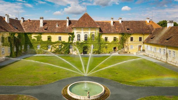 46-215596869 Innenhof von Schloss Kohfidisch