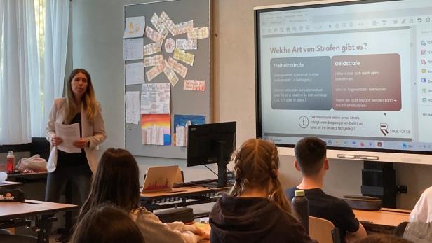 Eine Klasse schaut auf einen Bildschirm