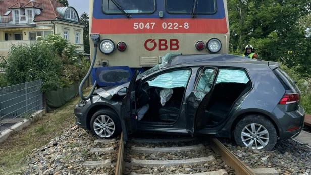 ++ HANDOUT ++ NIEDERÖSTERREICH: PKW IN WIESELBURG MIT ZUG DER ERLAUFTALBAHN KOLLIDIERT