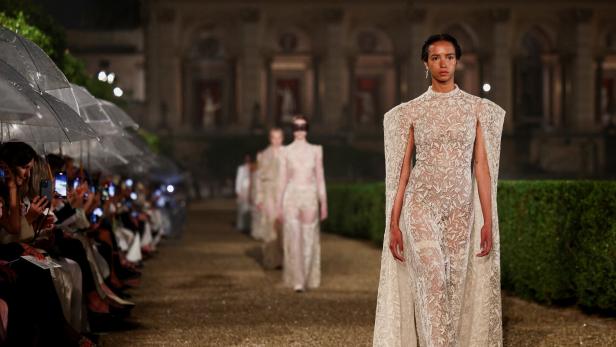 Eine Frau präsentiert ein Kleid der Dior Cruise Collection in Rom.