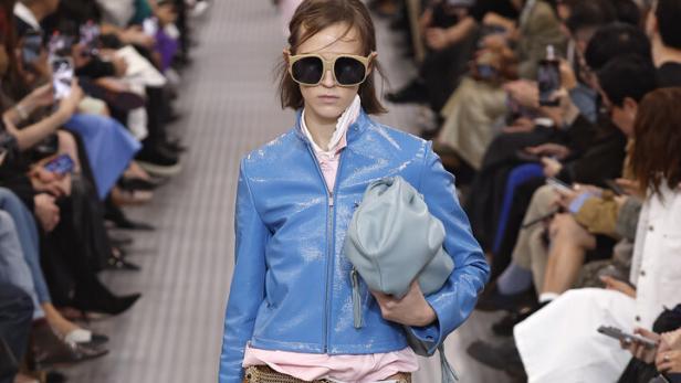 Ein Model läuft auf dem Laufsteg bei der Miu Miu Show während der Pariser Fashion Week Frühjahr/Sommer 2025.