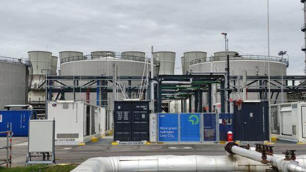 Elektrolyseur zur Herstellung grünen Wasserstoffs in der OMV Raffinerie Schwechat.